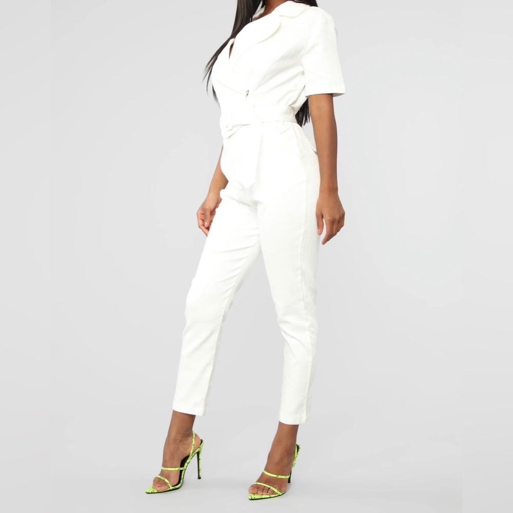 New Women’s white jumpsuit Never worn. Size XL. Good condition
